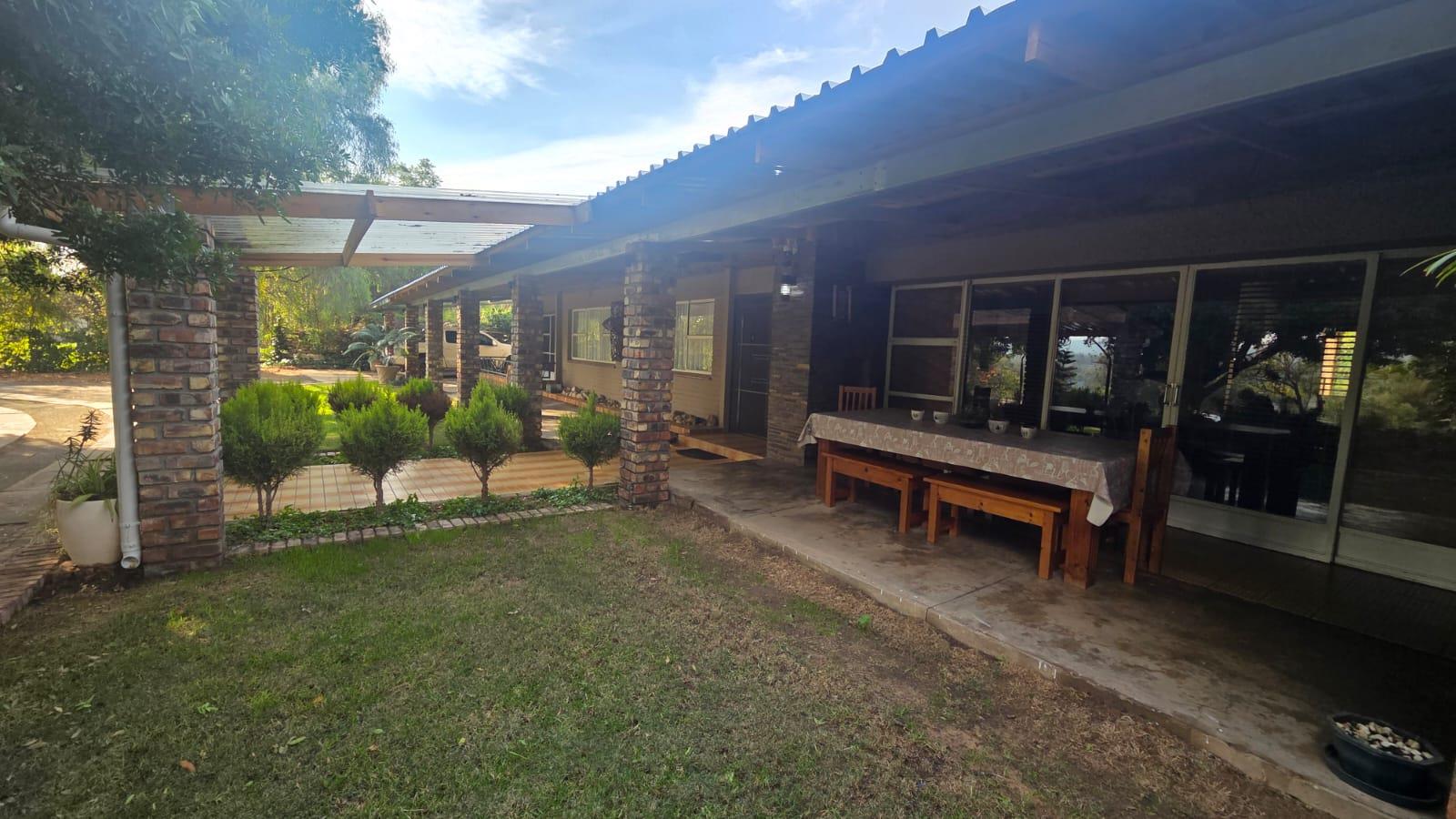 jpegorpng (4) 2 Bedroom house Oudtshoorn