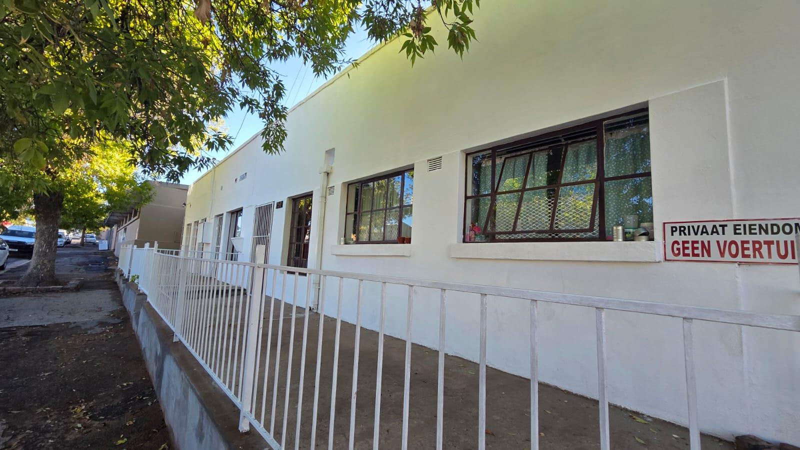 jpegorpng 2 Bedroom house Oudtshoorn